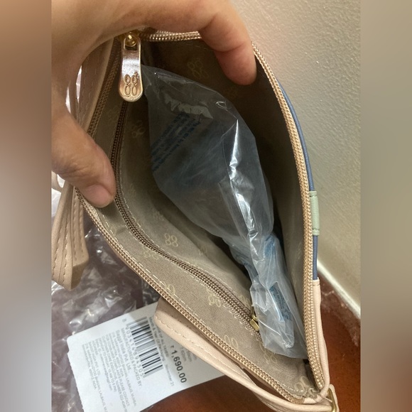 Baggit small sling bag - Picture 2 of 3